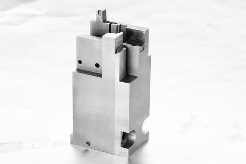 Inserzioni automatiche d'acciaio della muffa del connettore su misura ricambi auto quadrati di precisione